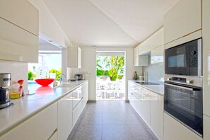 Fridge, microwave, oven, dishwasher - Villa Pescale in Saint-François - Pool, Jacuzzi & Exceptional Sea View (Saint-François)
