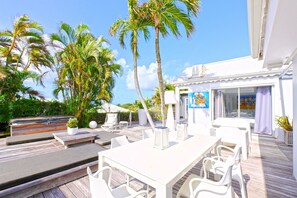 Outdoor dining - Villa Pescale in Saint-François - Pool, Jacuzzi & Exceptional Sea View (Saint-François)
