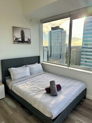 2 bedrooms, iron/ironing board, WiFi, bed sheets - City Centre, Luxurious, 2mins from Rogers (Edmonton)