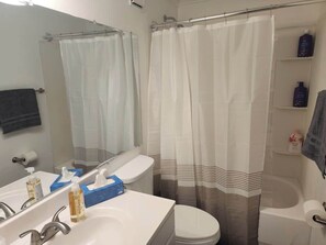 Shower, hair dryer, towels - 1st Floor King Bed BBQ Mayo Clinic Dog Park (Jacksonville)
