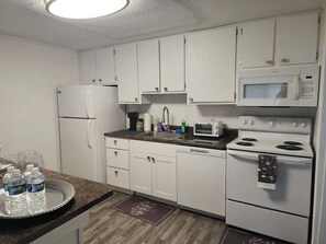 冰箱、微波炉、烤箱、炉灶