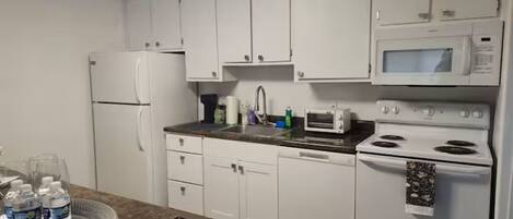 冰箱、微波炉、烤箱、炉灶