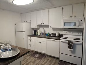 Fridge, microwave, oven, stovetop - Lux Home, Mins to Mayo Clinic, Beaches, Free PPV (Jacksonville)