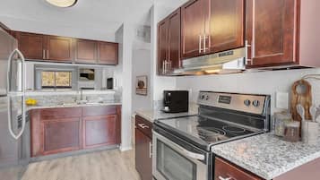 Kjøleskap, mikrobølgeovn, ovn og kokeplater