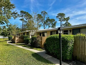Exterior - 1st Floor King Bed BBQ Mayo Clinic Dog Park (Jacksonville)