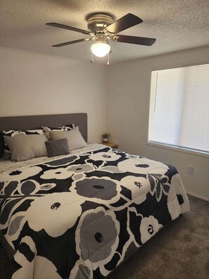 1 bedroom, iron/ironing board, free WiFi, bed sheets - 1st Floor King Bed BBQ Mayo Clinic Dog Park (Jacksonville)