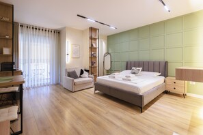 Estudio Prestigio, balcón, vista a la ciudad | Escritorio, espacio para trabajar con laptop y cortinas blackout 