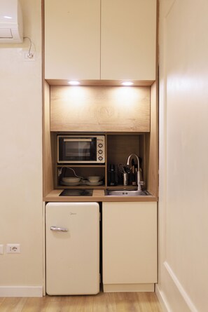 Studio Comfort, pemandangan kota | Dapur kecil pribadi | Lemari es kecil, oven, kompor, dan mesin espresso