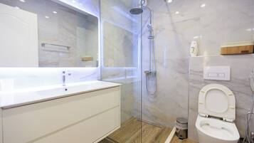 Signature Studio, Balcony, City View | Bathroom | Shower, hair dryer, slippers, towels