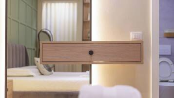 Signature Studio, Balcony, City View | Desk, laptop workspace, blackout drapes, soundproofing