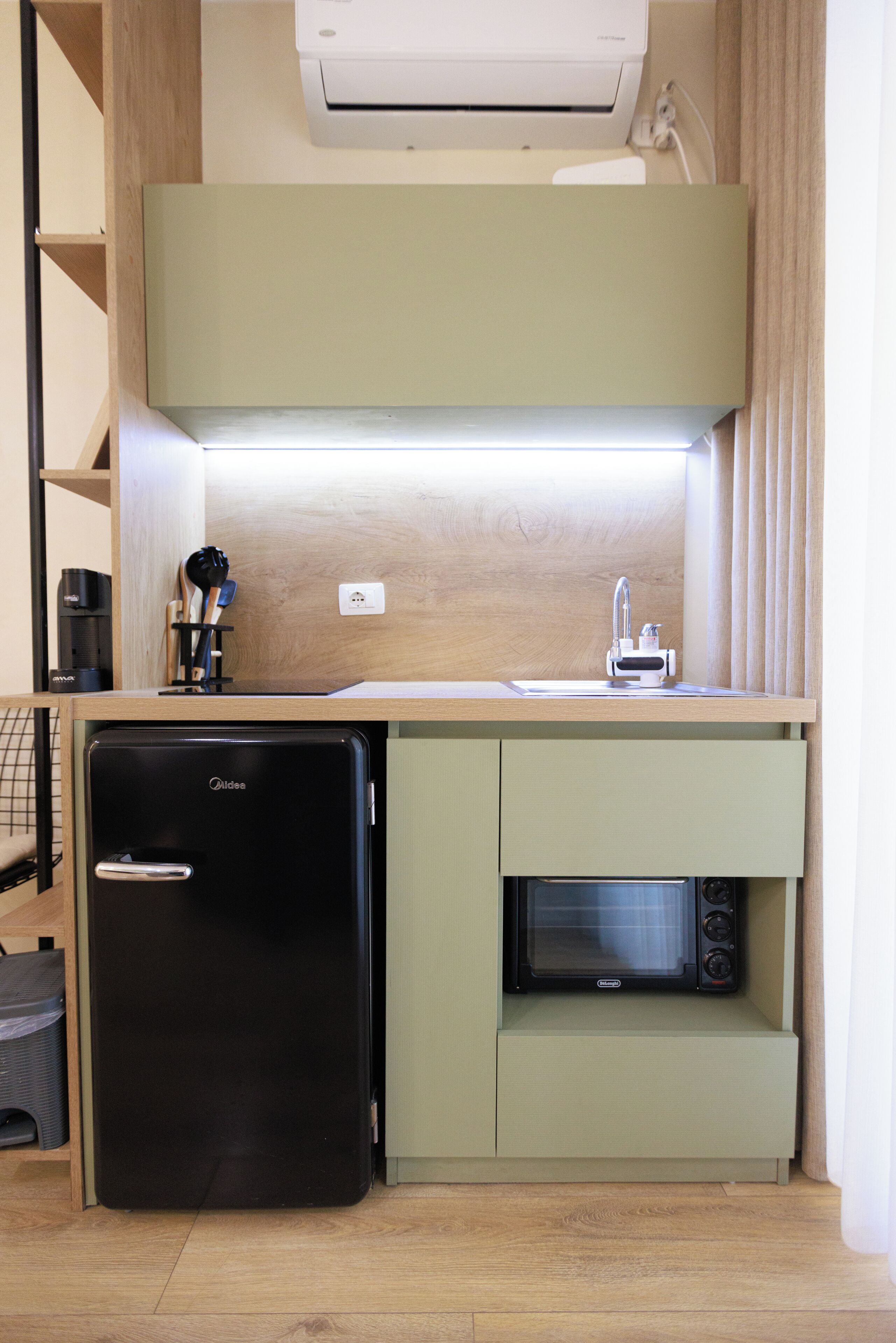 Studio có thiết kế đặc trưng, ban công, quang cảnh thành phố | Bếp riêng | Tủ lạnh nhỏ, lò nướng, bếp nấu, dụng cụ nấu nướng/bát dĩa/dao nĩa 