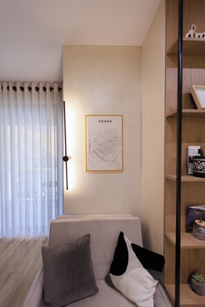 Signature studio, balkon, uitzicht op stad | Een bureau, een laptopwerkplek, verduisterende gordijnen