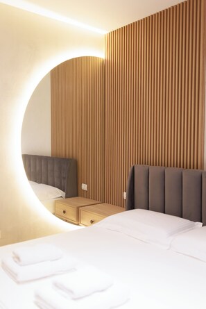 Estudio Confort, vista a la ciudad | Escritorio, espacio para trabajar con laptop y cortinas blackout 