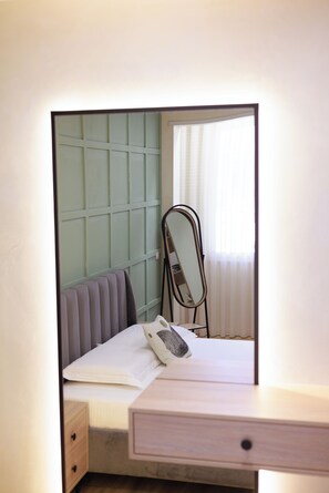 Estudio Signature, balcón, vistas a la ciudad | Escritorio, espacio para trabajar con un portátil, cortinas opacas