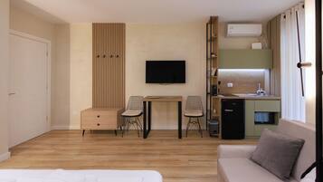 Signature Studio, Balcony, City View | Living area | Flat-screen TV