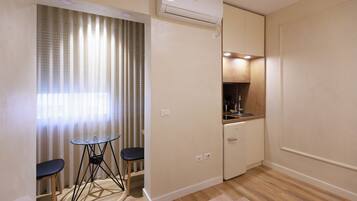 舒適開放式客房, 城市景觀 | 私人廚房 | 小冰箱、烤箱、爐台、鍋具/餐盤/廚房用品