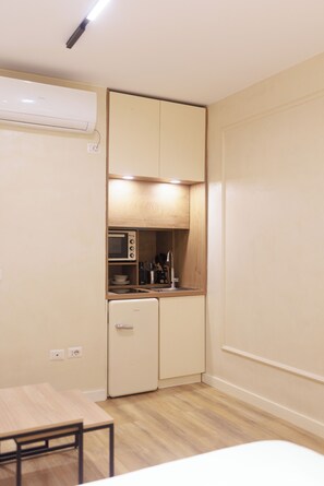 舒適開放式客房, 城市景觀 | 私人廚房 | 小冰箱、烤箱、爐台、鍋具/餐盤/廚房用品