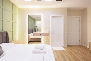 Estudio Prestigio, balcón, vista a la ciudad | Escritorio, espacio para trabajar con laptop y cortinas blackout 