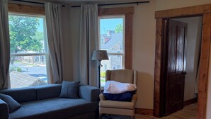 Living area - Cozy 1-bedroom apartment in tranquil Boalsburg 7 minutes from the stadium (Boalsburg)