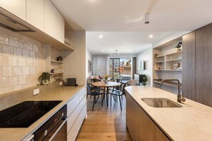 Fridge, microwave, oven, stovetop - Byron Waves on Jonson (Byron)