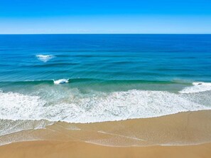 Una spiaggia con acque cristalline e una riva sabbiosa.