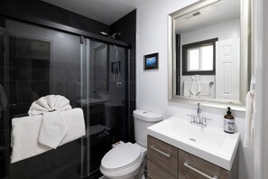 Dusche, Bidet, Handtücher, Seife