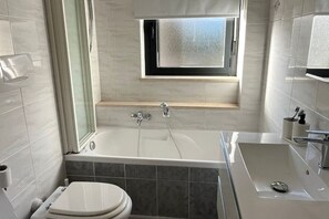 Séchoir à cheveux, bidet, serviettes fournies, savon