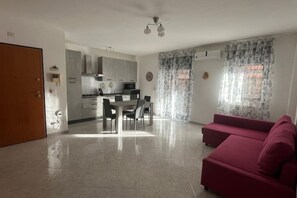 Smart TV, books - Grace's Dream (Bari)