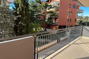 Property grounds - Grace's Dream (Bari)