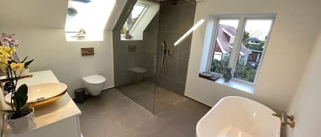 Dusche, Haartrockner, Handtücher, Seife