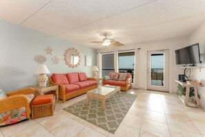 Living area - Three Bedroom Two Bath Beachfront Condo (South Padre Island)