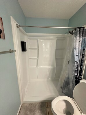 Dusche, Haartrockner, Handtücher, Seife