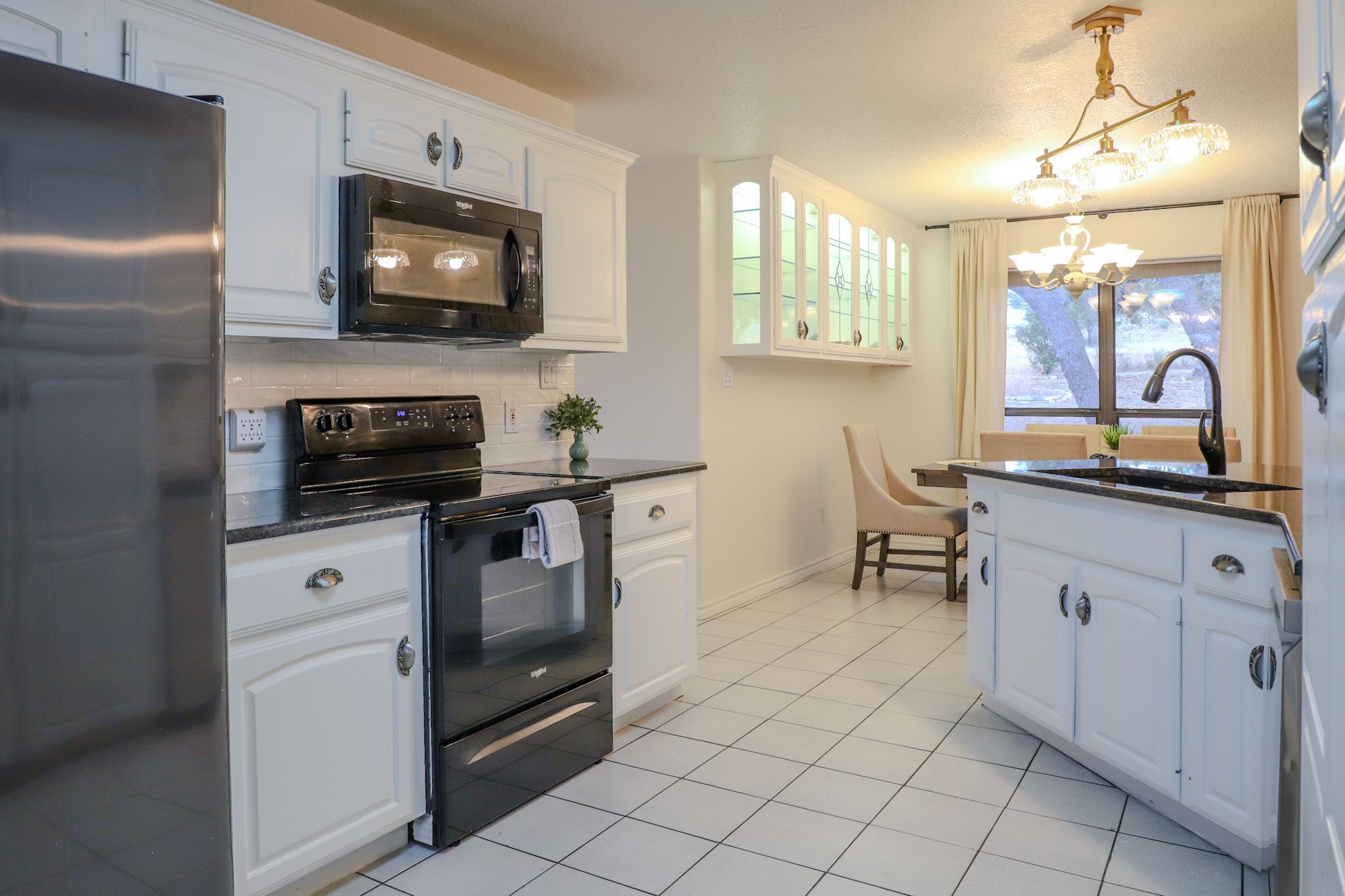 Jääkaappi, mikroaaltouuni, uuni, liesi