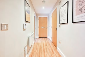Interior - Luxury One-Bedroom by Tower of London • Prime Location (London)