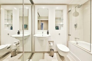 Hair dryer, towels, soap, toilet paper - Luxury One-Bedroom by Tower of London • Prime Location (London)