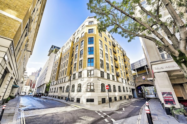 Exterior - Luxury One-Bedroom by Tower of London • Prime Location (London)