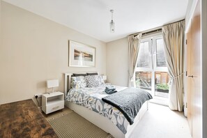 1 bedroom, iron/ironing board, WiFi, bed sheets - Luxury One-Bedroom by Tower of London • Prime Location (London)