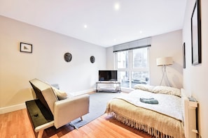 1 bedroom, iron/ironing board, WiFi, bed sheets - Luxury One-Bedroom by Tower of London • Prime Location (London)