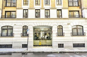 Exterior detail - Luxury One-Bedroom by Tower of London • Prime Location (London)