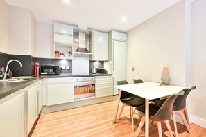 Private kitchen - Luxury One-Bedroom by Tower of London • Prime Location (London)