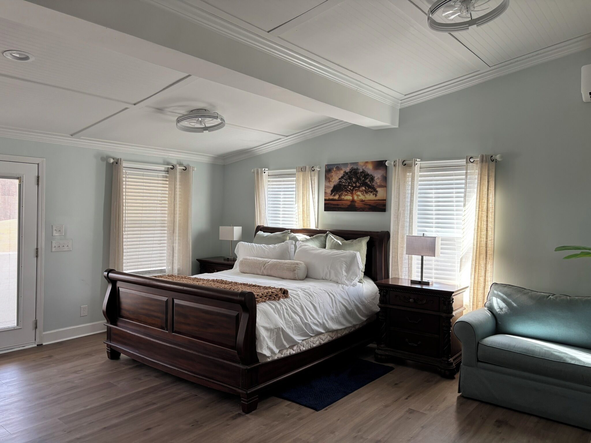 Een bureau, een strijkplank/strijkijzer, gratis wifi, beddengoed