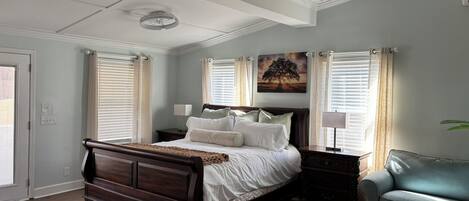 Een bureau, een strijkplank/strijkijzer, gratis wifi, beddengoed