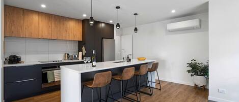 Refrigerador, microondas, horno, placa de cocina