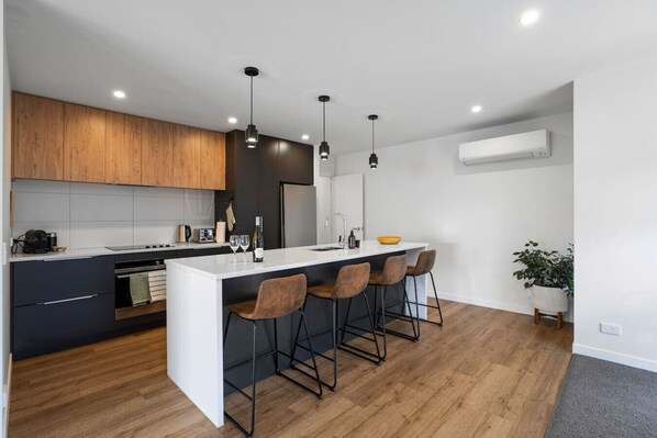 Fridge, microwave, oven, stovetop - Modern Queenstown Stay Near Ski Fields (Queenstown)