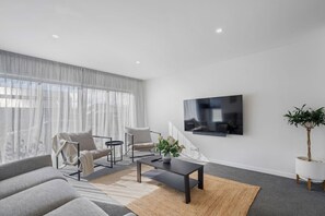 TV - Modern Queenstown Stay Near Ski Fields (Queenstown)