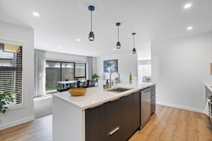 Fridge, microwave, oven, stovetop - Modern Queenstown Stay Near Ski Fields (Queenstown)