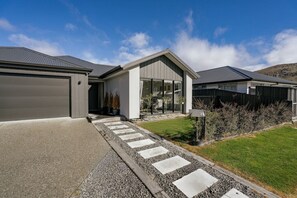 Exterior - Modern Queenstown Stay Near Ski Fields (Queenstown)