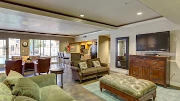 Deluxe Condo, 1 King Bed with Sofa bed, Non Smoking, Courtyard View | Living area | TV