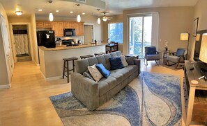 Condo luxo, 1 cama King e sofá-cama, para não fumantes, vista para o pátio | Área de estar