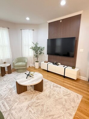 TV - Stay in Lowell - 3 bedroom with master suite (Lowell)